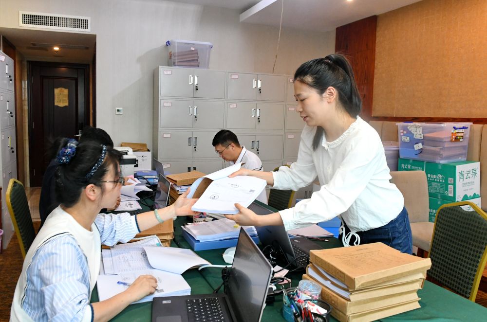 福州市委巡察機(jī)構(gòu)對(duì)全市法院系統(tǒng)開展提級(jí)聯(lián)動(dòng)交叉巡察。在永泰縣駐地，巡察組工作人員查看財(cái)務(wù)憑證（2024年5月21日攝）。新華社記者 林善傳 攝