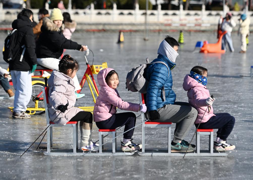 2025年1月19日，在北京什剎海冰場，小朋友和家長一起體驗冰上運動。新華社記者 張晨霖 攝