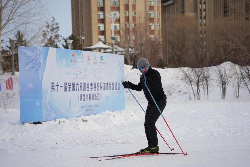 在呼倫貝爾，滑雪愛好者在城市越野滑雪公園內(nèi)滑雪。人民網(wǎng)記者 苗陽攝