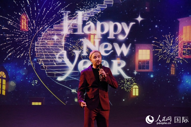 瑞典籍歌手天木演唱歌曲《Happy New Year》。人民網(wǎng)記者 殷淼攝