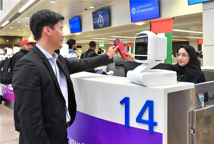 1月22日，迪拜免稅店聯(lián)合迪拜移民局向入境中國旅客贈(zèng)送新年賀禮。迪拜移民局供圖