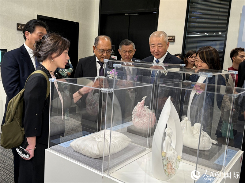 嘉賓在參觀展覽。 人民網(wǎng)記者 章念生攝