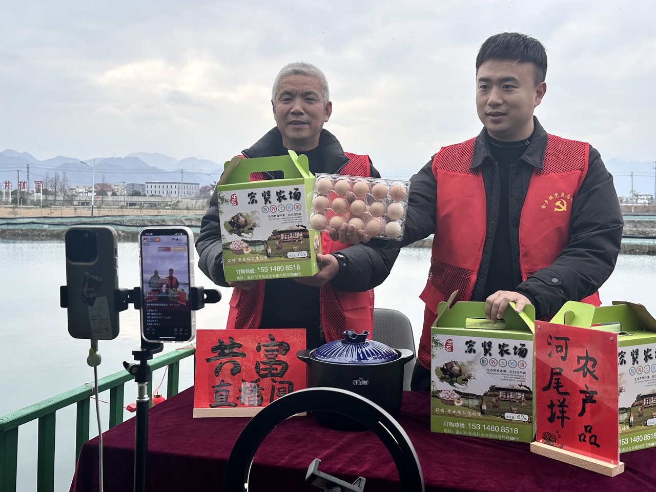 在蒼南金鄉(xiāng)鎮(zhèn)，永興、半浹連、河尾垟?shù)犬?dāng)年受災(zāi)的臨近村落，正連片建設(shè)美麗江南水鄉(xiāng)新景。圖為河尾垟村設(shè)在河邊的“共富直播間”。金鄉(xiāng)鎮(zhèn) 供圖