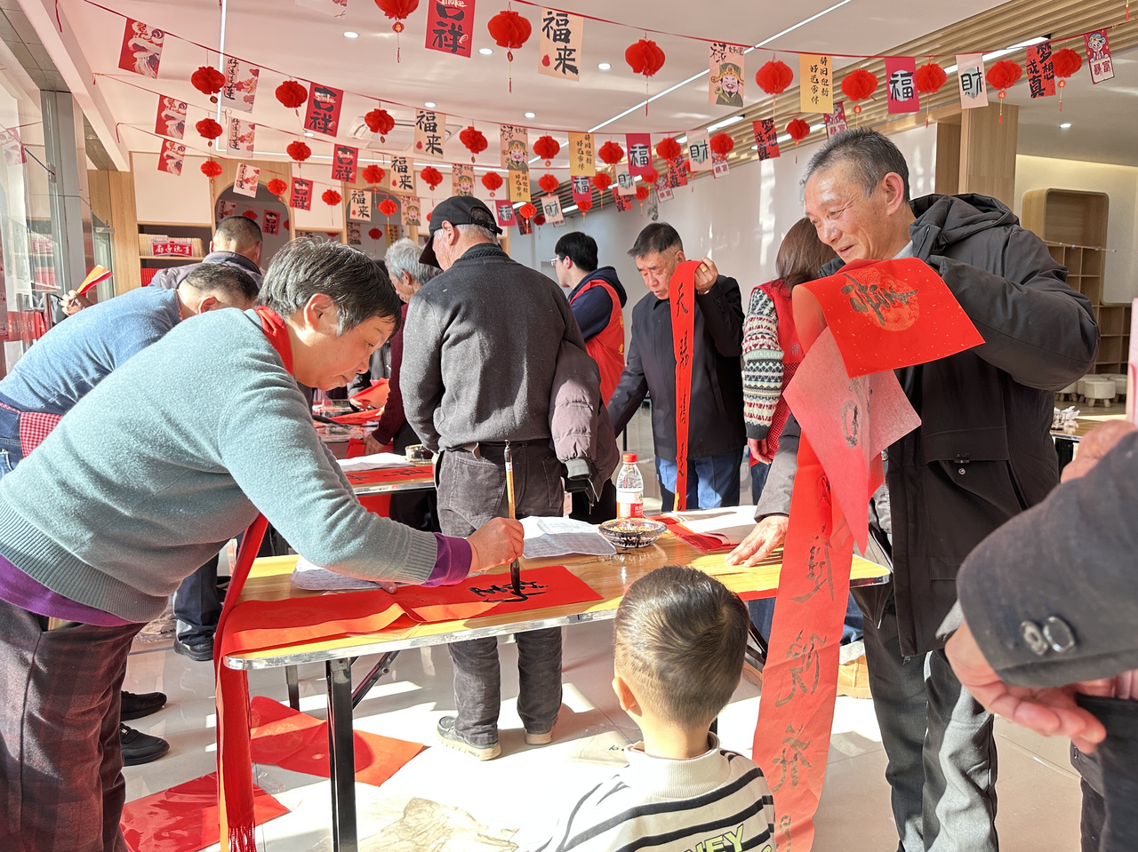 今年春節(jié)前夕，慶元縣濛洲街道同濟(jì)新村，一場(chǎng)送春聯(lián)活動(dòng)熱鬧舉行。慶元縣融媒體中心 供圖