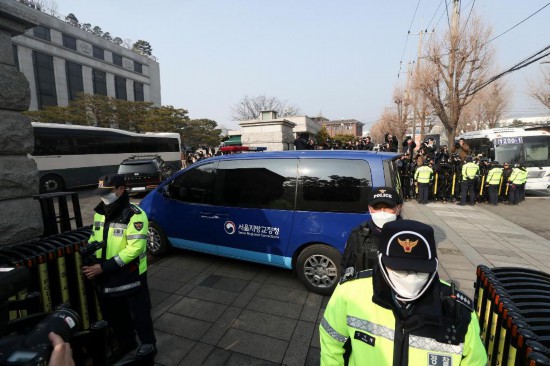  1月21日，尹錫悅乘坐的車輛進入韓國首爾的憲法法院。新華社記者姚琪琳攝