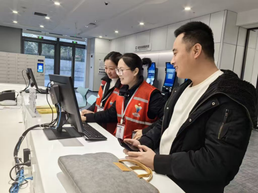 工作人員幫助企業(yè)辦理遷移申請網上填報。圖片來源：浙江衢州市市場監(jiān)督管理局