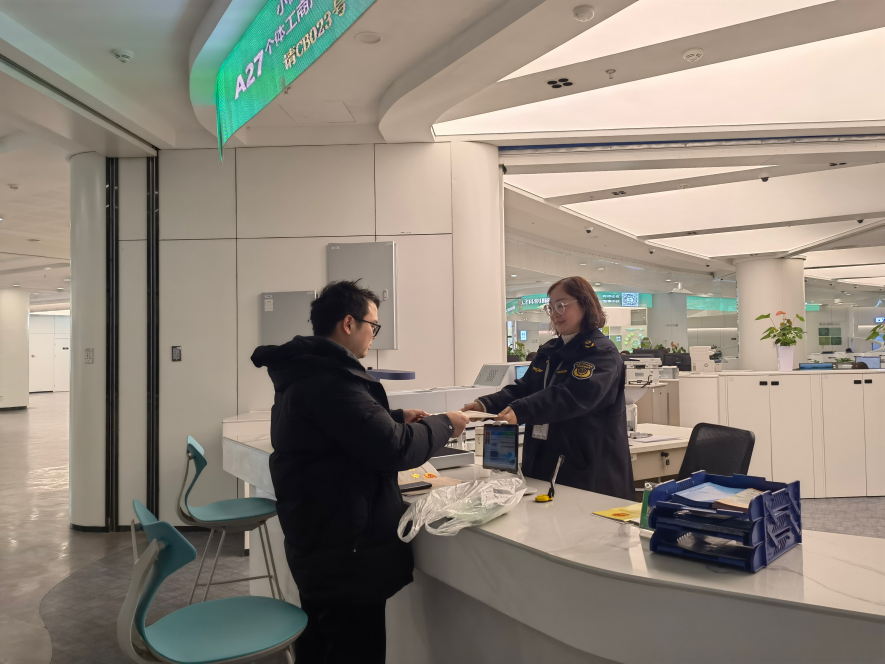 企業(yè)在出證窗口“一站式”領取變更后的營業(yè)執(zhí)照。圖片來源：浙江衢州市市場監(jiān)督管理局