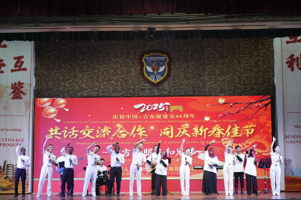 中吉兩國嘉賓合唱《友誼地久天長》。主辦方供圖