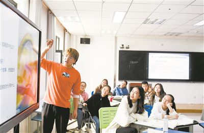 圖為青海民族大學(xué)師范學(xué)院學(xué)生使用互動屏幕進(jìn)行課堂交流。新華社記者 張龍攝