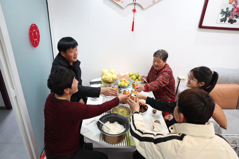 2025年1月22日，遼寧省葫蘆島市綏中縣祝家溝村村民朱西存一家在新房里。新華社記者姚劍鋒 攝