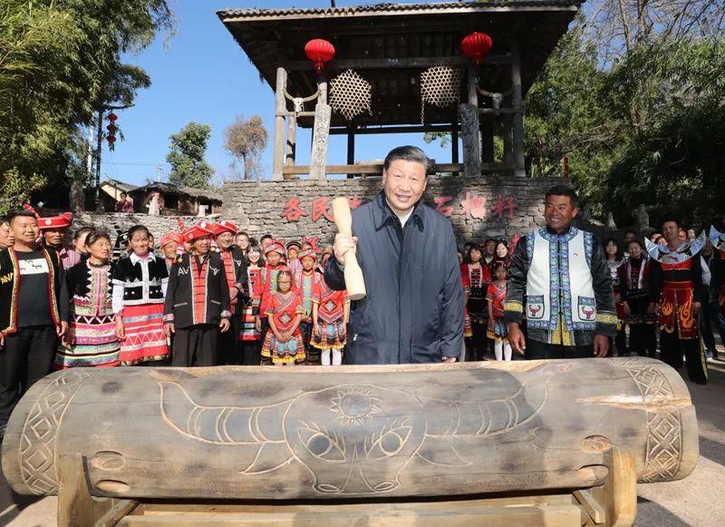 △2020年1月19日，習(xí)近平總書(shū)記在云南騰沖三家村中寨司莫拉佤族村廣場(chǎng)上，敲響三聲佤族木鼓，祝福風(fēng)調(diào)雨順、國(guó)泰民安、四海升平。
