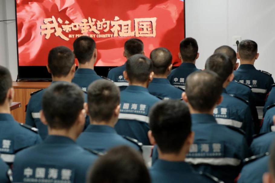 1月25日，中國海警海鷗艦組織艦上執(zhí)法員觀看紅色電影。