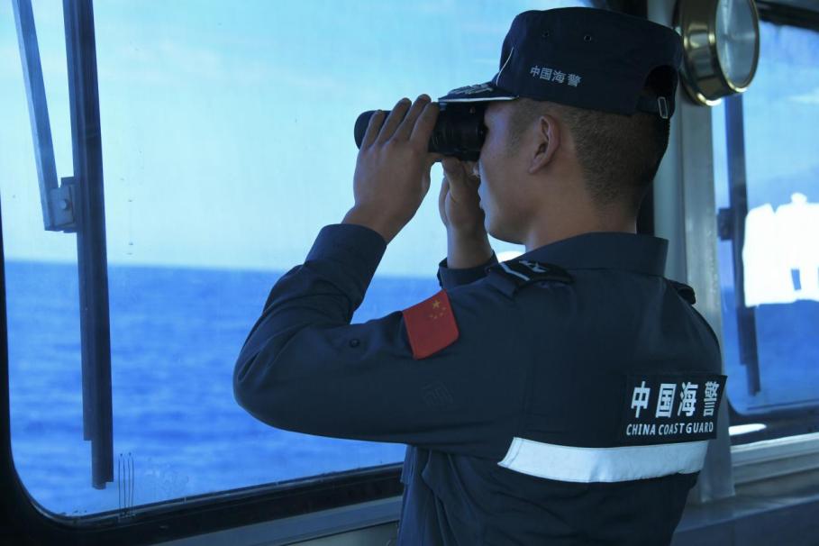 1月27日，中國海警海鷗艦執(zhí)法員在巡航期間執(zhí)勤瞭望。