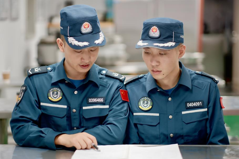 1月27日，中國海警海鷗艦執(zhí)法員研習設備維修保養(yǎng)案例。