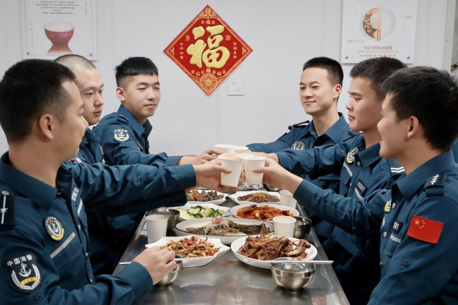 1月28日，在中國海警海鷗艦上，執(zhí)法員們聚餐慶祝農(nóng)歷春節(jié)。