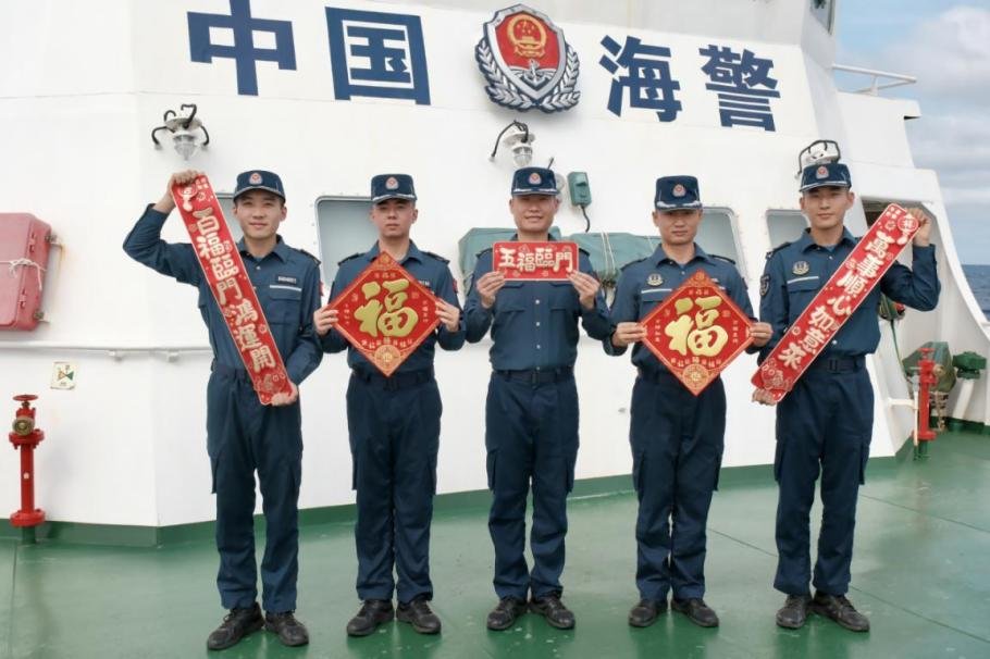 1月27日，中國海警海鷗艦執(zhí)法員們展示春聯(lián)福字，慶祝農(nóng)歷春節(jié)。