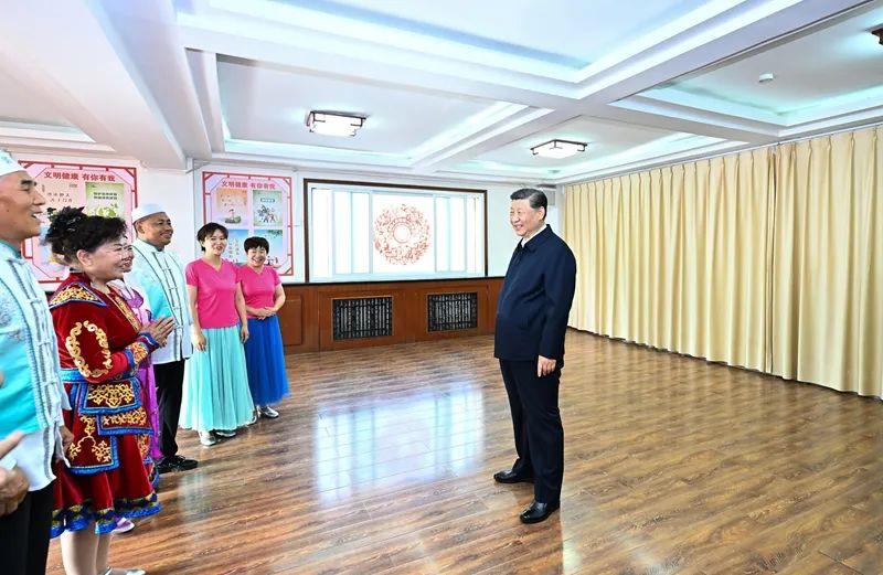 △2024年6月19日，寧夏銀川市金鳳區(qū)長(zhǎng)城花園社區(qū)活動(dòng)室，習(xí)近平總書(shū)記同社區(qū)居民親切交流。