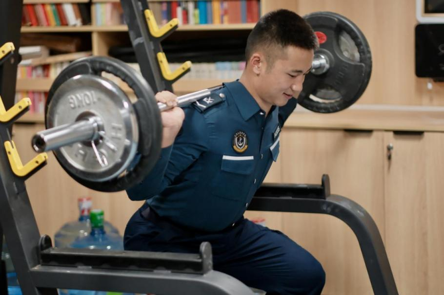 1月23日，在中國海警海鷗艦上，執(zhí)法員在值守間隙鍛煉身體。