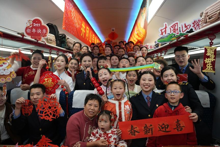 全體演職人員與旅客大合影。人民網(wǎng) 歐陽易佳攝
