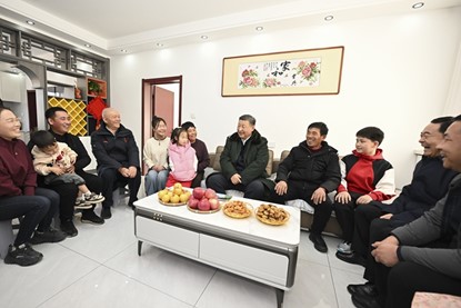1月22日至24日，中共中央總書記、國家主席、中央軍委主席習近平冒著嚴寒來到遼寧，看望慰問基層干部群眾。這是22日下午，習近平在葫蘆島市綏中縣明水滿族鄉(xiāng)祝家溝村考察時，同村民王寶維一家圍坐一起拉家常。新華社記者 謝環(huán)馳 攝