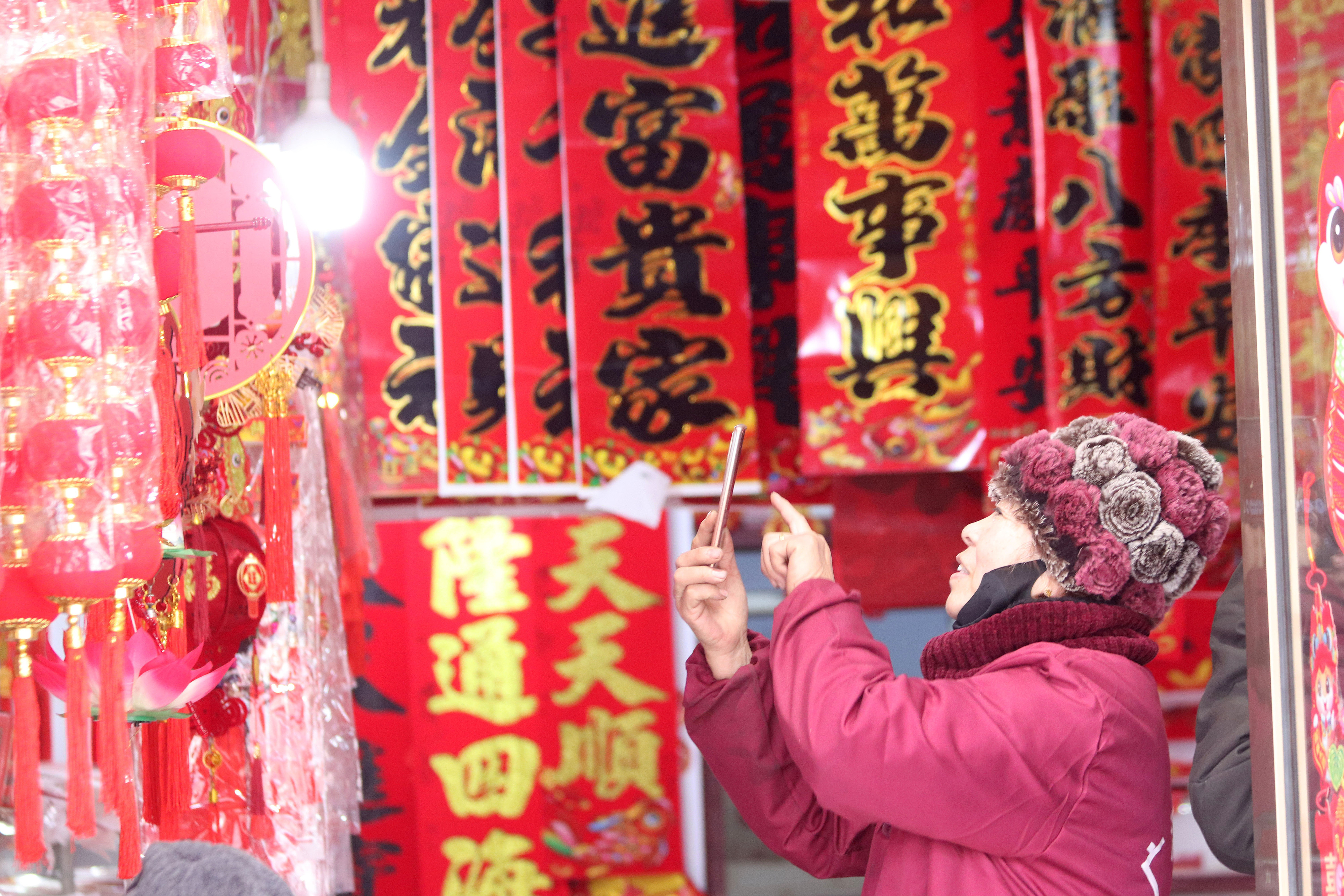 2025年1月5日，在山東省高密市夏莊鎮(zhèn)東李家村，商戶通過手機在網(wǎng)上推銷新春飾品。