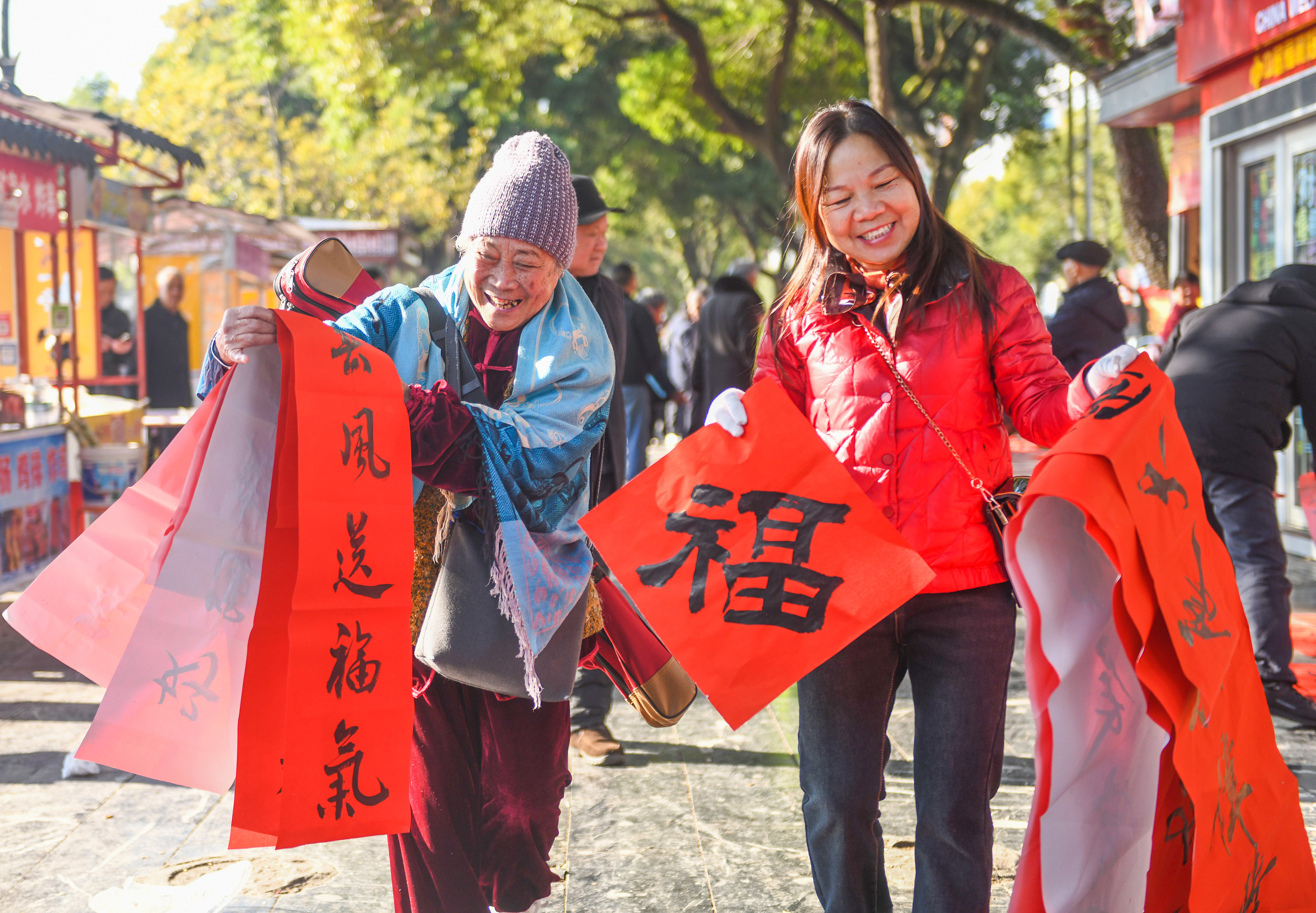 2025年1月13日，在湖南省永州市道縣西洲公園義工崗?fù)?，市民們領(lǐng)到了書法志愿者為大家書寫的春聯(lián)。