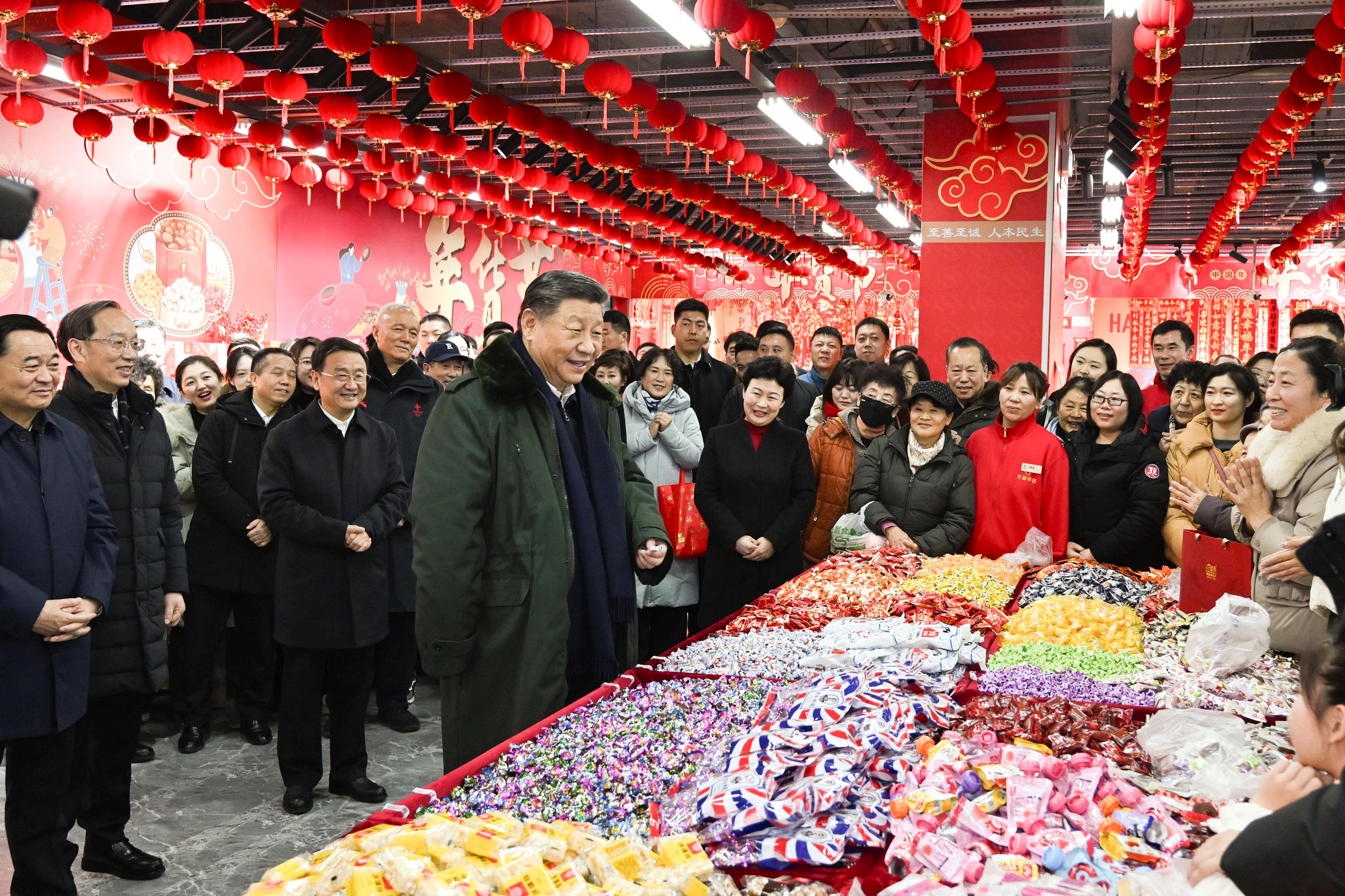 2025年1月23日，習近平總書記在遼寧沈陽大東副食品商場考察時，同店主和顧客親切交流，向大家致以新春祝福。