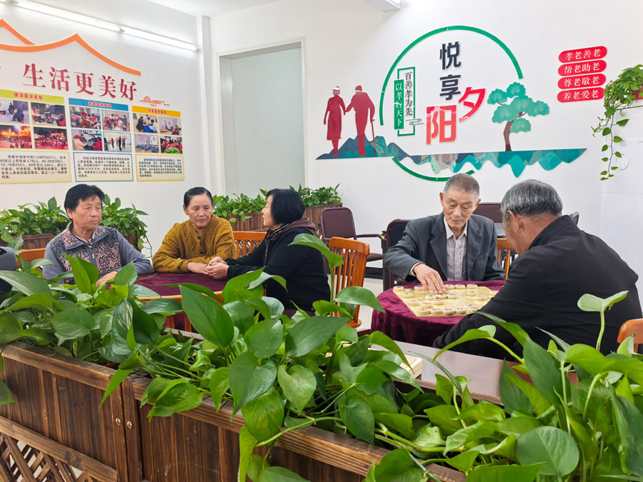圖為湖北省咸寧市嘉魚縣潘家灣鎮(zhèn)四邑村養(yǎng)老服務(wù)驛站一角（2024年11月5日攝）。新華社記者 肖藝九 攝