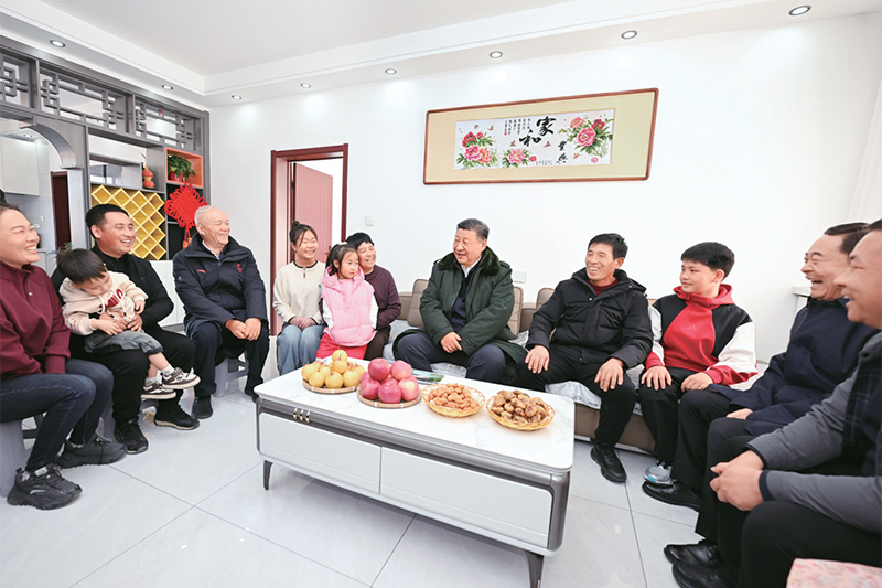 2025年1月22日至24日，中共中央總書記、國(guó)家主席、中央軍委主席習(xí)近平冒著嚴(yán)寒來到遼寧，看望慰問基層干部群眾。這是22日下午，習(xí)近平在葫蘆島市綏中縣明水滿族鄉(xiāng)祝家溝村考察時(shí)，同村民王寶維一家圍坐一起拉家常。 新華社記者 謝環(huán)馳/攝