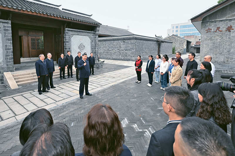 2024年10月17日至18日，中共中央總書記、國(guó)家主席、中央軍委主席習(xí)近平在安徽考察。這是17日下午，習(xí)近平在安慶桐城市六尺巷考察時(shí)，同當(dāng)?shù)鼐用窈陀慰陀H切交流。 新華社記者 申宏/攝