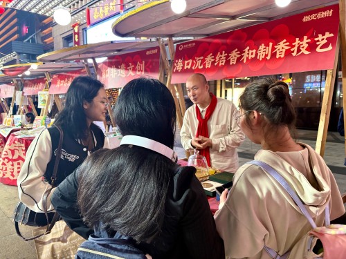 魏希望在非遺集市上介紹沉香。人民網(wǎng) 陳葉欣攝