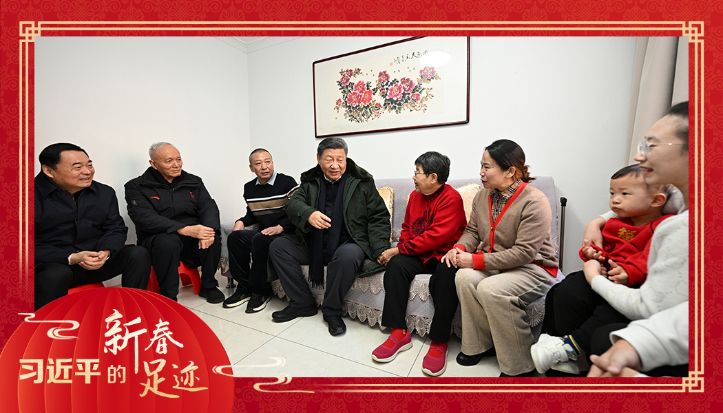 2025年1月23日，農(nóng)歷新年前夕，習(xí)近平總書(shū)記在遼寧沈陽(yáng)大東區(qū)長(zhǎng)安街道長(zhǎng)安小區(qū)考察時(shí)，走進(jìn)居民郎素蘭家中看望。