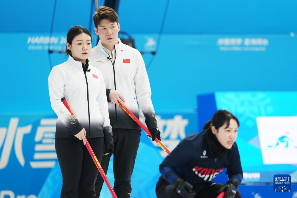 2月6日，中國隊選手王智宇（中）、韓雨（左）在比賽中。新華社記者 王松 攝