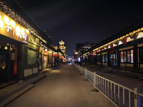 道歉公告發(fā)布后，夜晚10時(shí)的古城。人民網(wǎng)記者 黃鈺攝
