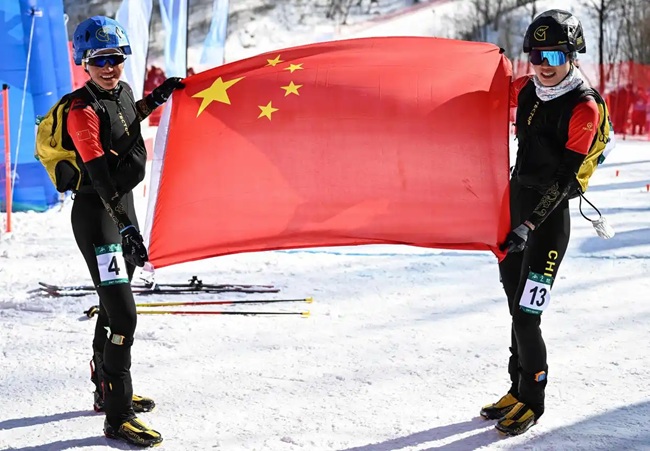 2月9日，中國隊選手次旦玉珍（左）與隊友于婧萱慶祝勝利。新華社記者 謝劍飛攝