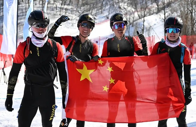 2月9日，包攬滑雪登山男子短距離前四名的中國隊選手賽后慶祝。新華社記者 謝劍飛攝
