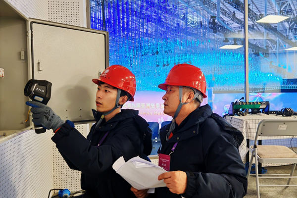 第九屆亞冬會開閉幕式供電保障團隊隊員對供電設(shè)備開展特巡。受訪者供圖