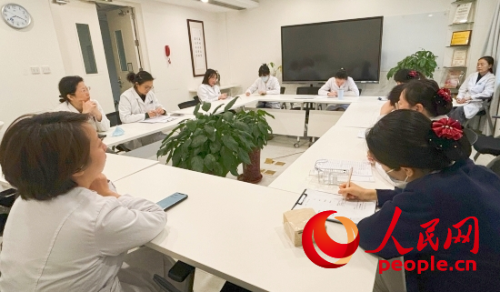 交班會上，海淀醫(yī)院安寧療護團隊討論患者和家屬需求。人民網(wǎng)記者 金慧慧攝