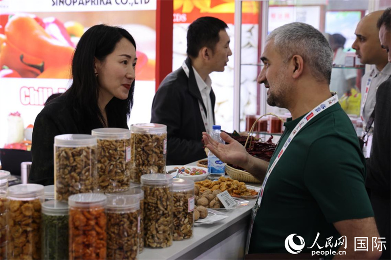 中外商家在第三十屆海灣食品展上交流。人民網(wǎng)記者 張志文攝