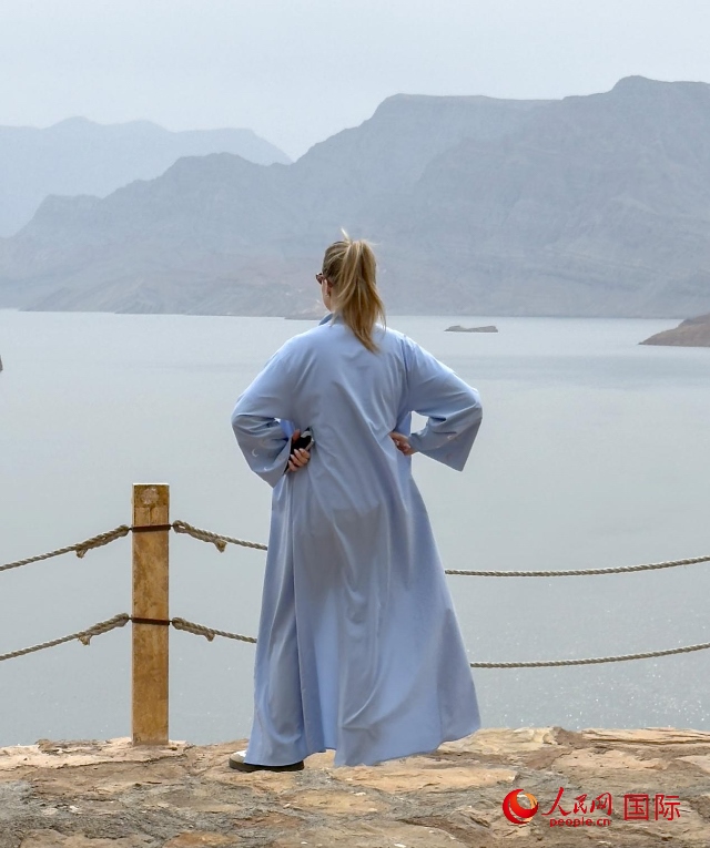 圖為一名游客正在俯瞰阿拉伯灣。人民網(wǎng) 塔里克·易卜拉欣攝