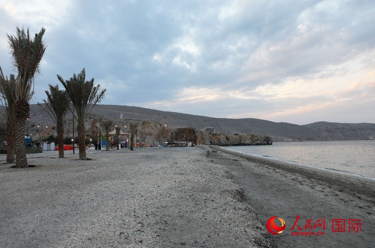 圖為阿曼穆桑代姆一處海灘公園。人民網(wǎng)記者 沈小曉攝