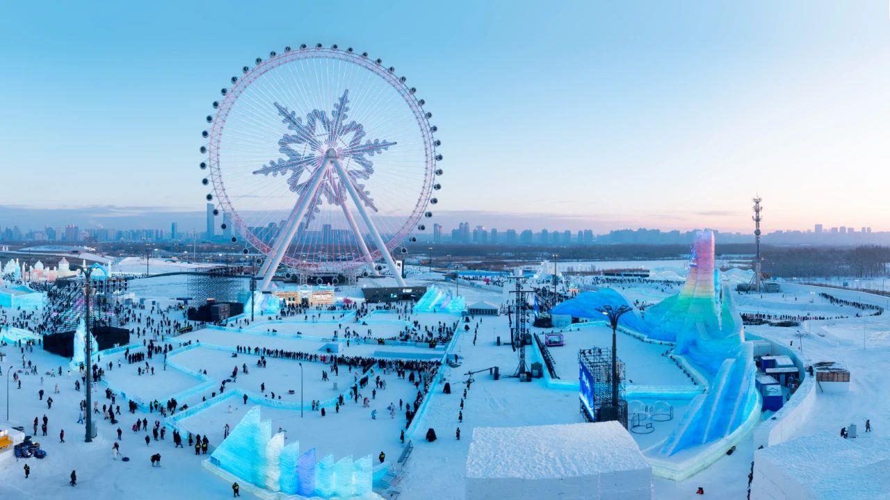 △哈爾濱冰雪大世界吸引游客前來(lái)打卡。