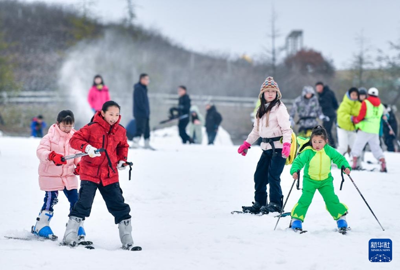 2月23日，滑雪愛好者在貴陽市高坡云頂滑雪場滑雪。新華社記者 楊文斌攝