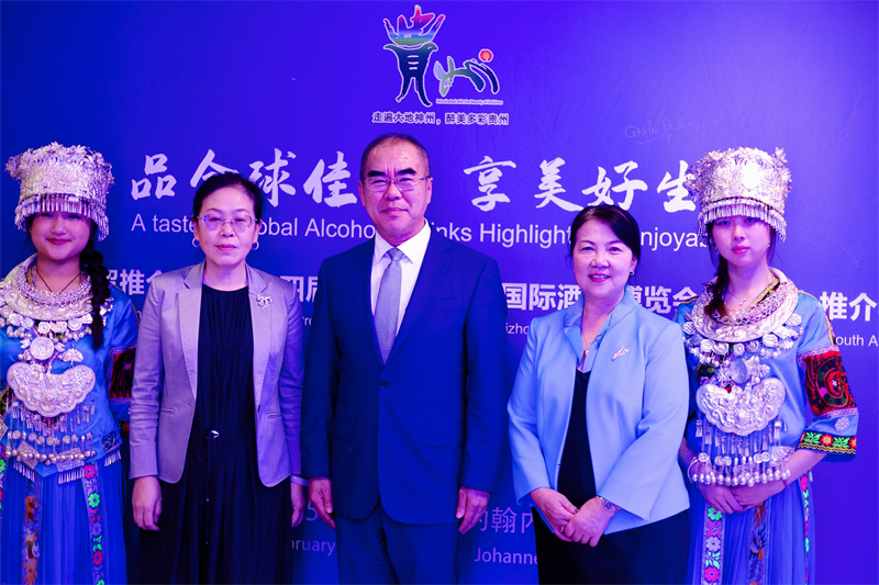 潘慶江總領事與王洪波秘書長合影。（南非貴州商會供圖）