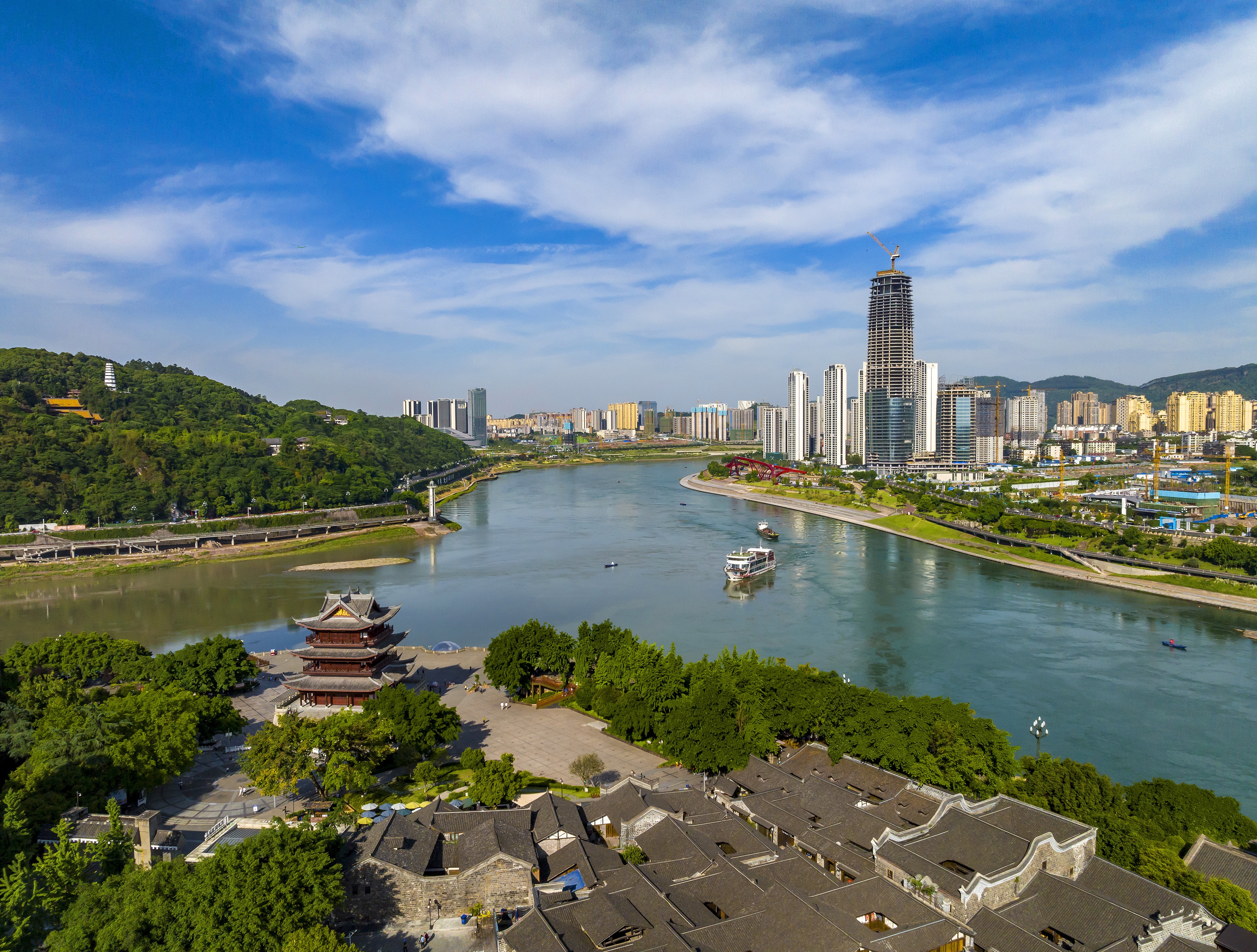 “長(zhǎng)江首城”四川宜賓，經(jīng)過長(zhǎng)江生態(tài)綜合治理后的三江交匯處風(fēng)光。