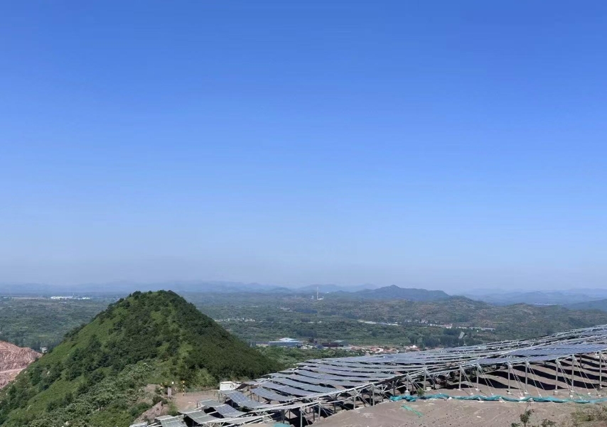 河北遷西某光伏基地。人民網(wǎng)記者 王紹紹攝