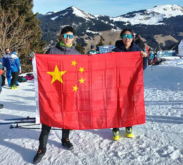 U18垂直競速男子冠軍貢松郎（左）加和女子冠軍普姆阿尼賽后舉國旗慶祝。中國滑雪登山隊(duì)供圖