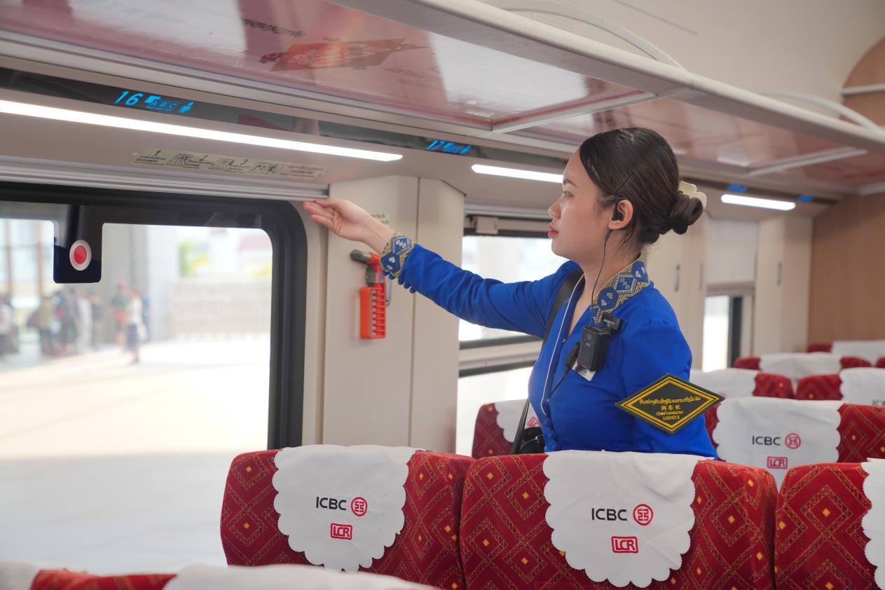 中老鐵路瀾滄號(hào)動(dòng)車(chē)組列車(chē)長(zhǎng)小麗正在進(jìn)行車(chē)廂檢查。老中鐵路有限公司供圖