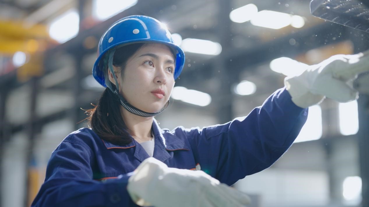 老中鐵路有限公司萬(wàn)象運(yùn)營(yíng)管理中心機(jī)輛車(chē)間希達(dá)在工作中。老中鐵路有限公司供圖