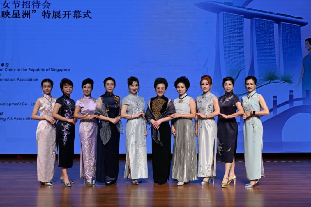 海派旗袍走秀展示著不同款式旗袍的獨(dú)特魅力。新加坡中國(guó)文化中心供圖